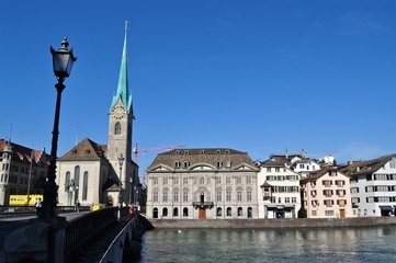 Fototapeta na wymiar Münsterbrücke über den Fluss Limmat, in Zürich Schweiz