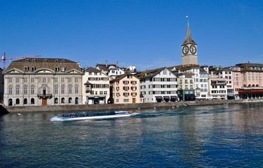 Zürich, mit Fluss Limmat, Limmatschiff und St. Peter Kirchturm 