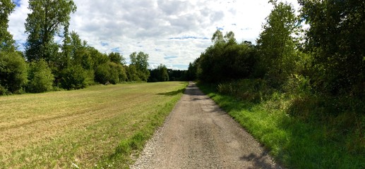 Weg und wolkiger Himmel