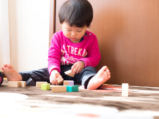 つみきで遊ぶ男の子