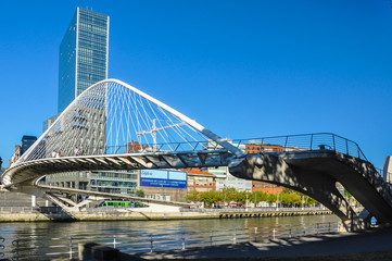 Obraz premium Puente de Zubizuri, Bilbao, País Vasco, Vizcaya, España