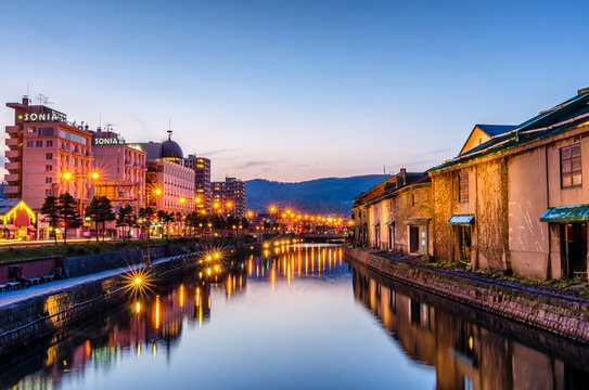 Otaru Canal was a central part of the city's busy port in the first half of the 20th century.Now ,the warehouses were transformed into museums, shops and restaurants.