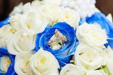 wedding rings with rose flowers