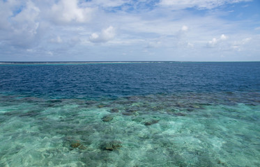 Fototapeta na wymiar Turquoise water of the Indian Ocean and cloudy sky