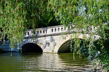 Fototapeta na wymiar Steinerne Brücke im Schlosspark Laxenburg