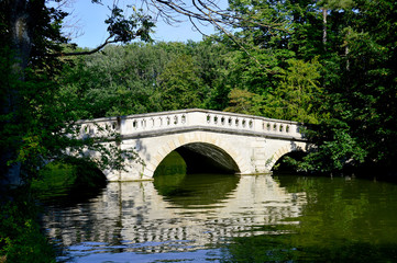 Fototapeta premium Steinerne Brücke im Schlosspark Laxenburg