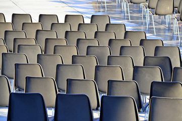 Naklejka premium Stuhlreihen bei einem Freiluft Event