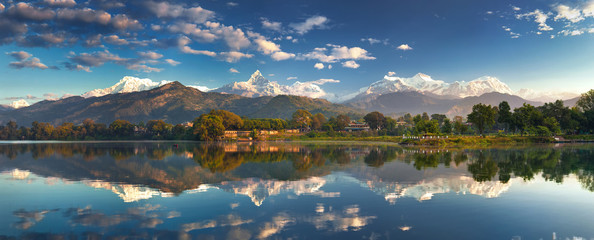 Ongelooflijke Himalaya. Panoramisch uitzicht vanaf de oever van het meer aan de voet van het prachtige Annapurna-gebergte.