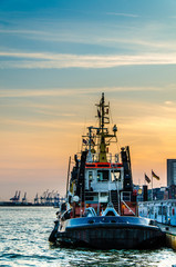 Schlepper im Hafen von Hamburg © dietwalther