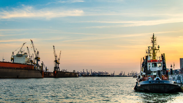 Schlepper im Hafen von Hamburg