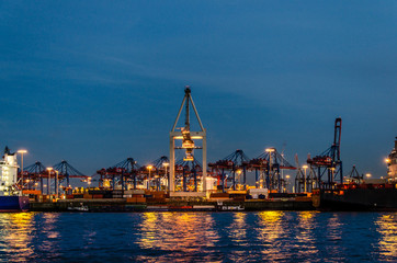 Fototapeta premium Container Hafen Hamburg zur blauen Stunde