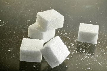 einige Stuecke weisser Wuerfelzucker