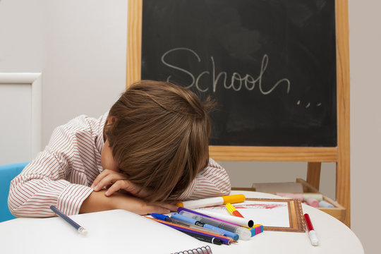 ni&ntilde;o triste por la vuelta al colegio
