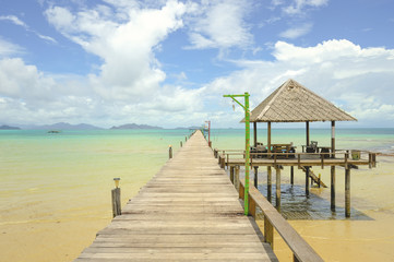 Obraz premium Wooden pier on summer season - Wooden pier in Kho mak, Thailand