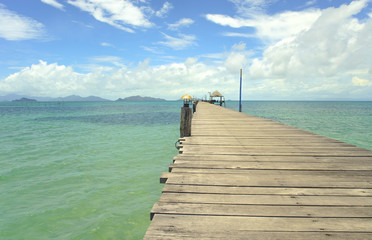Obraz premium Lamp on Wooden pier on summer season - Wooden pier in Kho mak, T