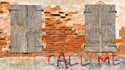 Naklejka premium Call me scritto sul muro