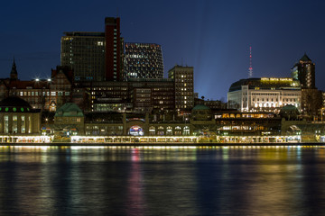 Naklejka premium Hamburg Landungsbrücken bei Nacht