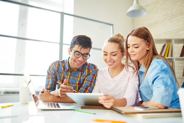 Fototapeta premium Networking in college