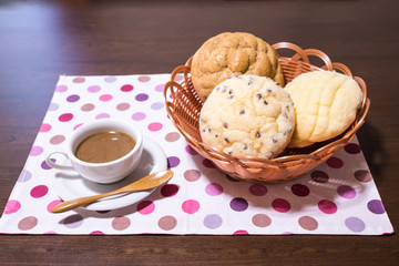 メロンパンとホットコーヒー
