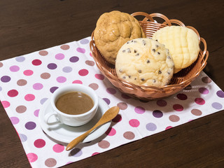 メロンパンとホットコーヒー