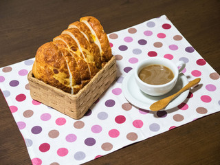 フランスパンとホットコーヒー