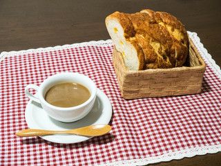 フランスパンとホットコーヒー