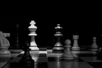 Scacchi fotografati su una scacchiera