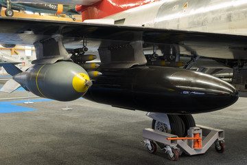 Vormontierte Fliegerbombe mit Zuastztank