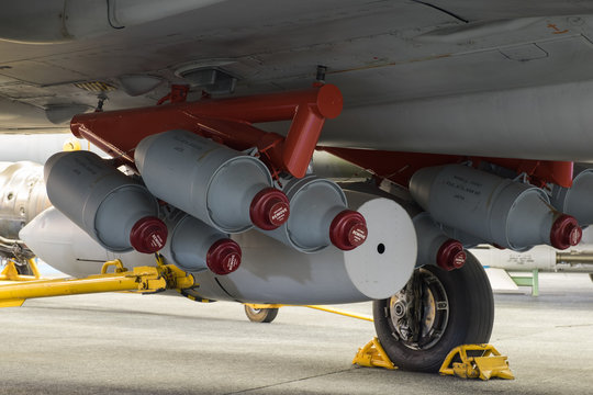 Montierte Fliegerbomben am Flugzeug