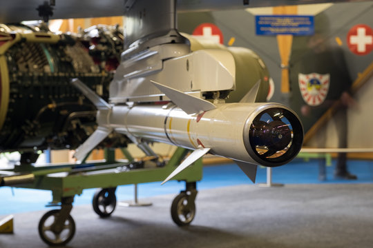 Montierte Rakete mit Suchkopf und Steuerfl&uuml;gel Schweizerkreuz