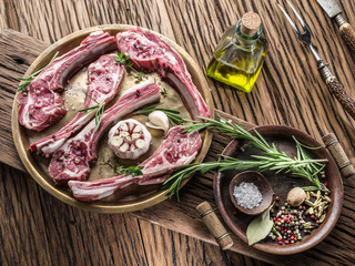 Raw lamb chops with garlic and herbs.