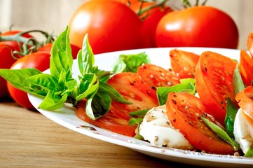 Tomaten mit Mozarella auf einem Holztisch, Bildausschnitt