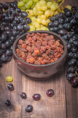 Raisins in bowl and grapes