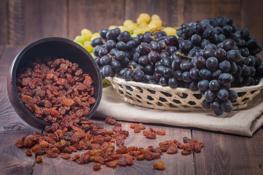 Raisins in bowl and grapes