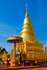 Naklejka premium Golden pagoda in thailand