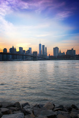 Fototapeta premium Panoramę Manhattanu w Nowym Jorku o zmierzchu