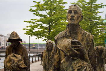 statue a Dublino lungo fium Liffey