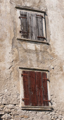 Fototapeta na wymiar Ruined old wall with windows 