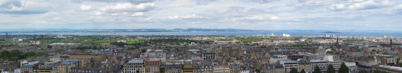 Fototapeta na wymiar Edinburgh cityscape