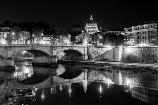 Fototapeta Night view at St. Peter's cathedral in Rome, Italy