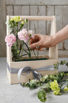 Wooden box with pink and yellow carnations - tutorial