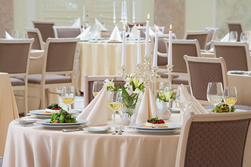 Exquisitely decorated table with bouquet of lilies