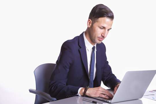 Uomo in ufficio che scrive al computer