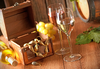 vino bianco e vino rosato nei calici