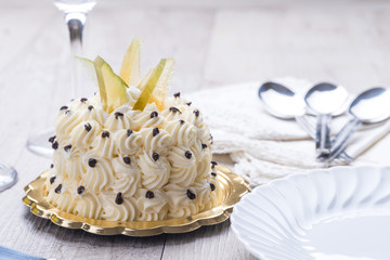Dolce monoporzione decorato con ananas e panna