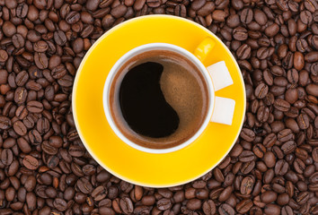 Kaffeegenuss, frisch gebrühter starker Kaffee in gelber Tasse, plakatives Hintergrundmotiv von oben fotografiert, Heißgetränke, Muntermacher, Gedeck