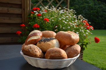 Brötchen zum Früchstück im Garten