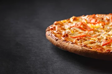 Crédence de cuisine en verre imprimé Pizzeria Hot tasty delicious rustic homemade american pizza with thick crust