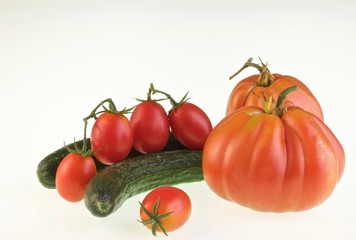 Pomodori e cetrioli biologici su fondo neutro