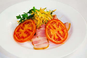 carrot salad with bacon and tomatoes